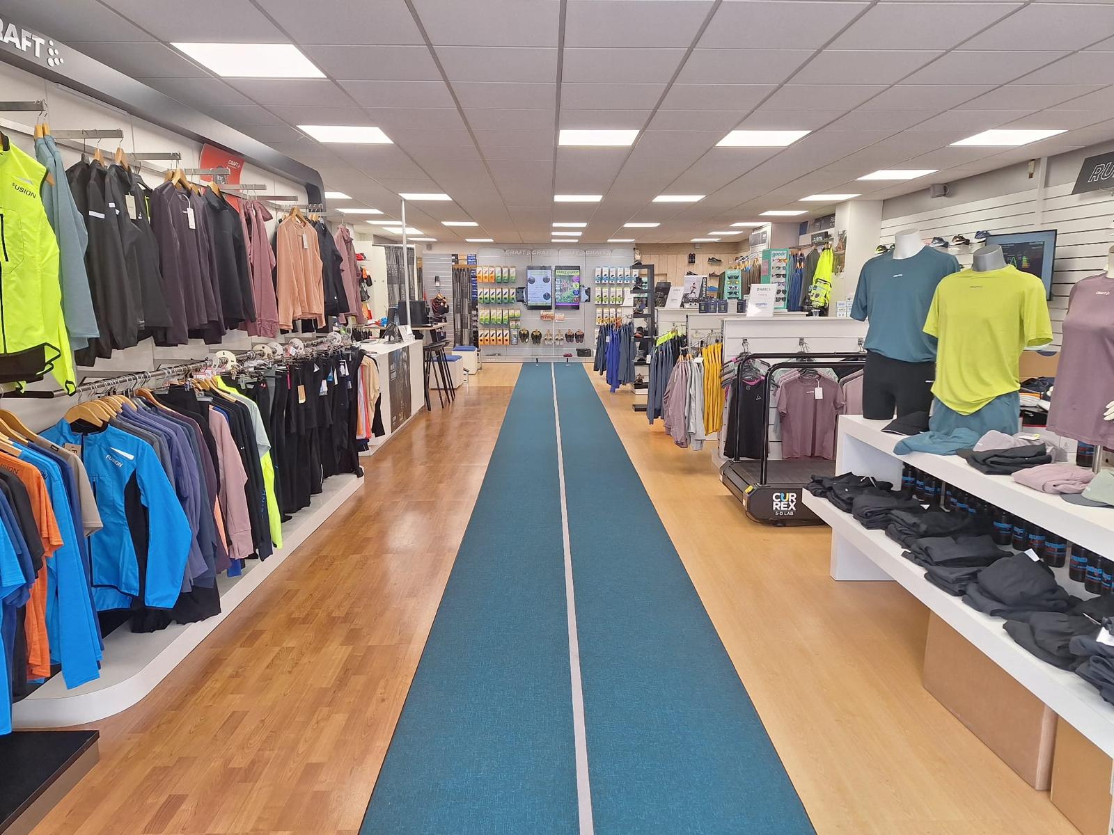 Binnenkant van Running Center Zutphen met loopbaan, kleding en schoenen